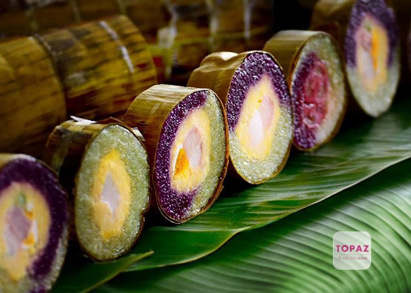 Bánh tét lá cẩm là một loại đặc sản Hồ Chí Minh không thể bỏ qua khi làm quà biếu