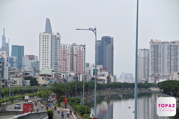 Đại lộ Đông Tây dưới chân cầu Khánh Hội