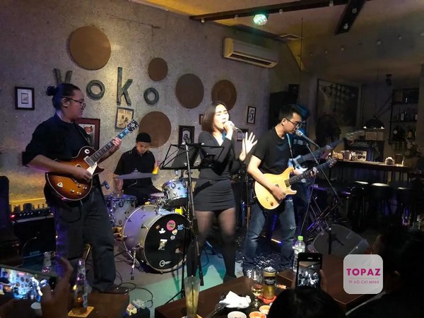 Tới Yoko Cafe Acoustic & Bar, bạn sẽ được thưởng thức các bản nhạc Acoustic bằng tiếng Anh