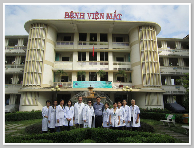 Đội ngũ bác sĩ và y tá tại bệnh viện Mắt TPHCM được đánh giá cao về chuyên môn và kinh nghiệm 