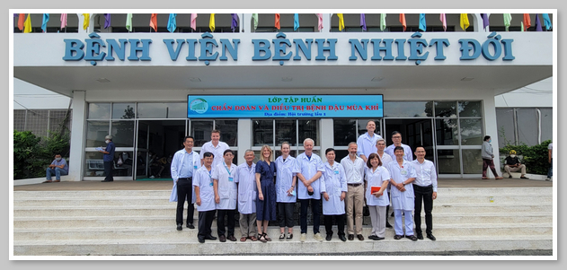 Đội ngũ bác sĩ và y tá tại bệnh viện Nhiệt Đới có chuyên môn cao và kinh nghiệm lâu năm 