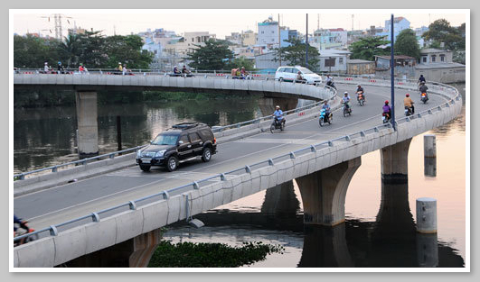 Cầu Nguyễn Văn Cừ là tuyến đường giao thông huyết mạch của TPHCM