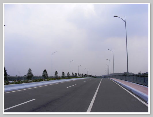 Hình ảnh cơ sở hạ tầng mới và an toàn cho người dân qua lại ở Cầu Phú Long