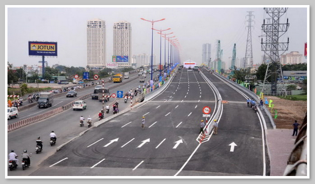 Giao thông trên cầu Sài Gòn thường xuyên tắc nghẽn vào những giờ cao điểm 