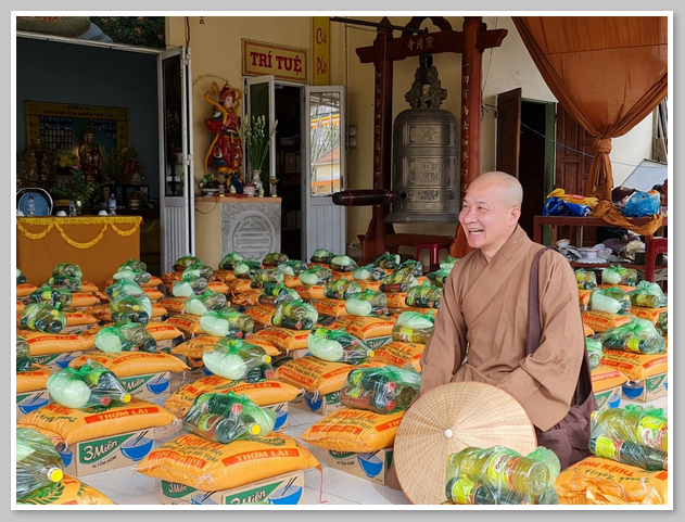 Hình ảnh trụ trì Thích Trí Huệ trong buổi từ thiện ở chùa 