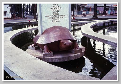 Hình tượng con rùa bằng hợp kim đỡ trên bia đá lớn tại Hồ Con Rùa