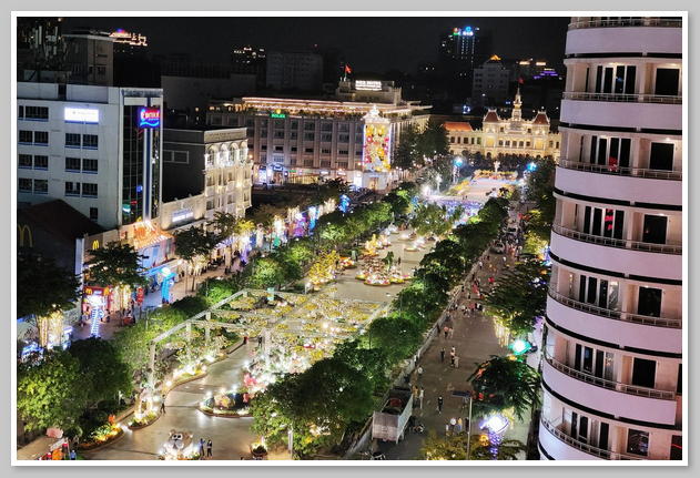 Phố đi bộ Nguyễn Huệ thường xuyên đông đúc vào buổi tối  và cuối tuần 