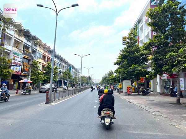 Tuyến đường Tạ Quang Bửu, kéo dài khoảng 2km từ đường Phạm Hùng đến Âu Dương Lân