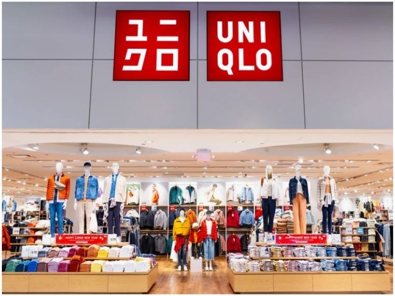 Áo thun Uniqlo nổi bật kiểu dáng basic, unisex, dễ phối với váy và quần