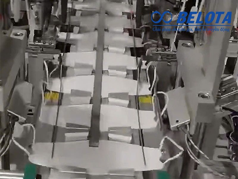 Công đoạn kiểm tra các khẩu trang không đạt